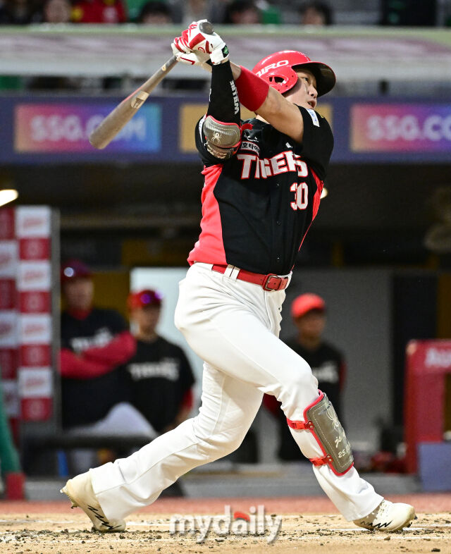 2026년 9월 15일 오후 인천 SSG랜더스필드에서 열린 '2026 신한 SOL KBO리그' KIA 타이거즈와 SSG 랜더스의 경기. KIA 하주석이 2회초 2사 2루서 1타점 적시타를 치고 있다./마이데일리