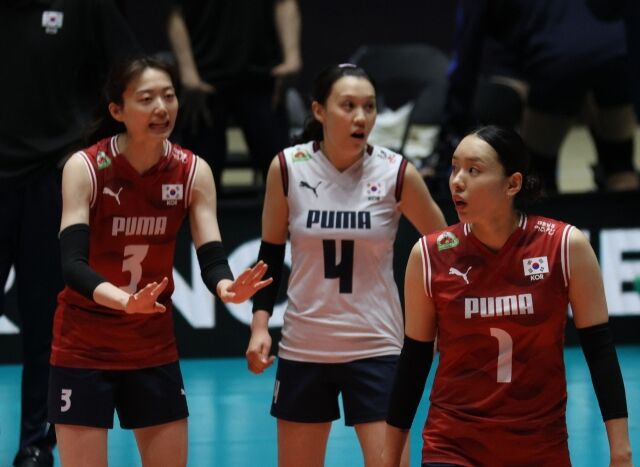 한국 여자배구 대표팀이 13일 필리핀 캔돈시티 아레나에서 열린 2026 아시아배구연맹(AVC)컵 4강전에서 베트남을 3-0으로 꺾고 결승 무대에 오른다. 대표팀의 세터 김다인(왼쪽부터)과 리베로 한다혜, 아웃사이드 히터 이예림./AVC 제공