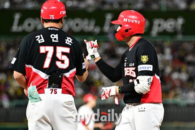 2026년 9월 15일 오후 인천 SSG랜더스필드에서 열린 '2026 신한 SOL KBO리그' KIA 타이거즈와 SSG 랜더스의 경기. KIA 김호령이 3회초 선두타자 안타를 친 뒤 기뻐하고 있다./마이데일리