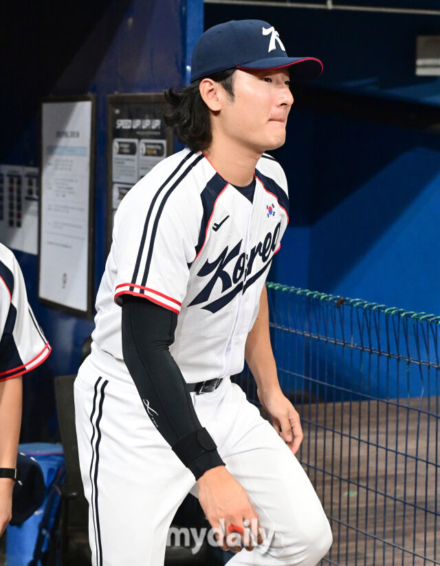 2026년 9월 15일 오후 서울 고척스카이돔에서 '2026 아이치 나고야 아시안게임' 야구대표팀 훈련이 열렸다. 대한민국 야구대표팀 곽빈이 훈련을 위해 그라운드로 나서고 있다./마이데일리