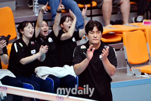 대한민국 여자배구 대표팀 차상현 감독이 26일 오후 충북 제천실내체육관에서 ‘대한민국 배구국가대표팀 평가전 2026 제천’ 인도네시아와 경기에서 박수를 치고 있다./마이데일리