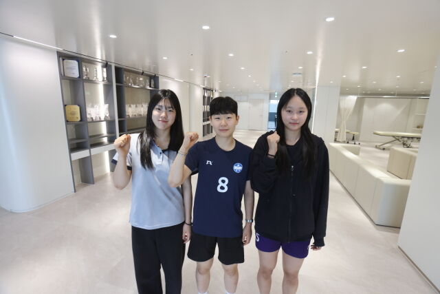 (왼쪽부터) 세화여고 세터 최다윤, 리베로 홍수화, 주장이자 아웃사이드 히터 노윤아가 리모델링된 숙소에서 미소를 짓고 있다./일주세화학원 제공