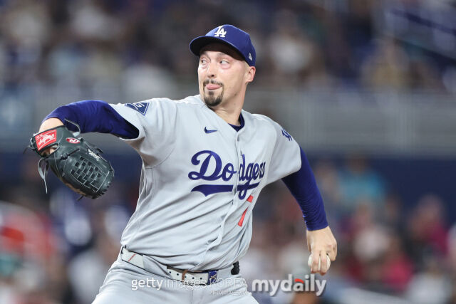 MLB LA 다저스 블레이크 스넬이 12일(한국시각) 열린 마이애미와 원정 경기에 선발 등판해 역투하고 있다. 다저스는 이날 마이애미에 승리를 거두며 8연승으로 내달렸다. 스넬도 승리투수가 됐다./게티이미지코리아