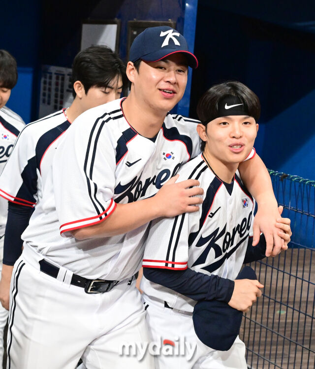 2026년 9월 15일 오후 서울 고척스카이돔에서 '2026 아이치 나고야 아시안게임' 야구대표팀 훈련이 열렸다. 대한민국 야구대표팀 노시환과 정준재가 훈련을 위해 그라운드로 나서고 있다./마이데일리