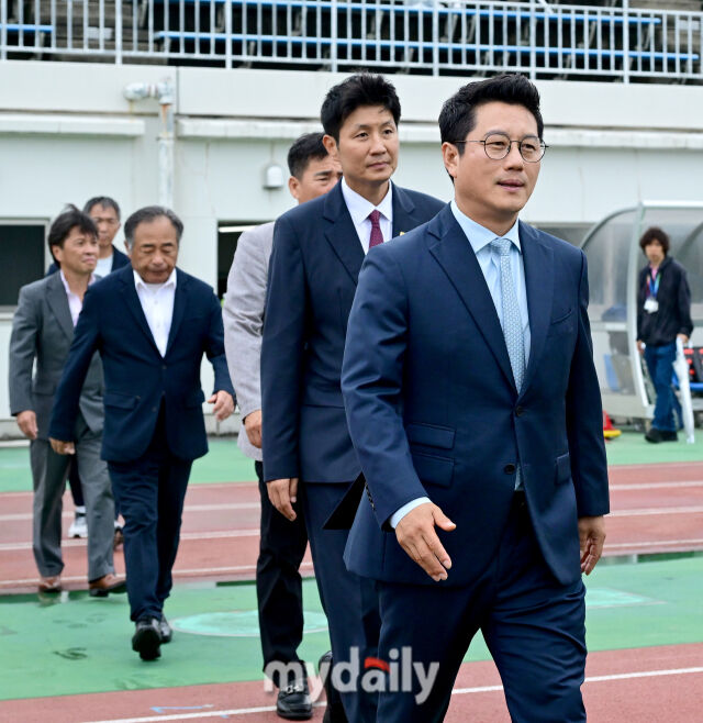 2026년 9월 19일 오후 일본 이바라키현 류가사키시 A메카테크 필드 류가사키에서 '제1회 한·일 대학축구 교류전', 대한민국 UNIV PRO 챌린지와 일본 U-20 칸토대학선발팀 호세이대학교의 경기가 열렸다.

한국대학축구연맹 박한동 회장과 박준호 부회장이 선수들 격려를 위해 그라운드로 들어가고 있다./류가사키(일본)=유진형 기자”><img decoding=