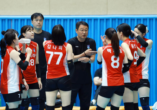 강민식 수원시청 감독이 20일 단양에서 열린 포항시체육회와 '2026 한국실업배구연맹회장배 종합선수권대회' 결승전 도중 타임아웃 때 선수들에게 작전 지시를 하고 있다./발리볼코리아닷컴·한국실업배구연맹 제공