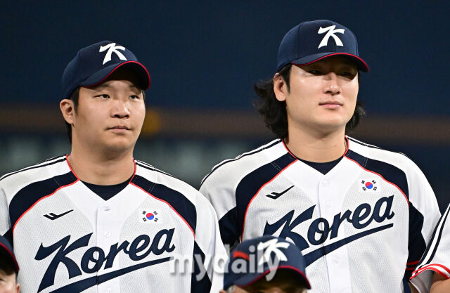 2026년 9월 15일 오후 서울 고척스카이돔에서 '2026 아이치 나고야 아시안게임' 야구대표팀 훈련이 열렸다. 대한민국 야구대표팀 곽빈과 문보경이 기념촬영을 찍고 있다./마이데일리