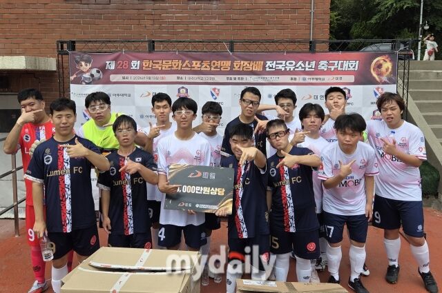 한국문화스포츠연맹이 13일 아주대학교에서 '축구로 하나되는 발달장애 축구팀!'이라는 주제로 수원루멘FC와 해치서울FC의 오프닝 경기를 개최했다./아주대학교=노찬혁 기자