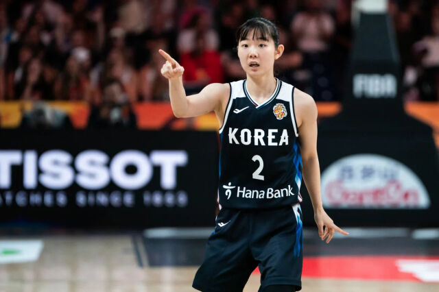 허예은이 6일(한국시각) 독일 베를린의 막스 슈멜링 할레에서 열린 국제농구연맹(FIBA) 여자 농구 월드컵 2026 조별리그 B조 2차전 프랑스와의 맞대결에 출전하고 있다. /FIBA 제공