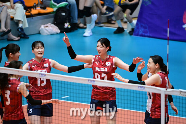 대한민국 여자배구 대표팀 강소휘가 26일 오후 충북 제천실내체육관에서 진행된 ‘대한민국 배구국가대표팀 평가전 2026 제천’ 인도네시아와 경기에서 득점을 올린 뒤 기뻐하고 있다./마이데일리