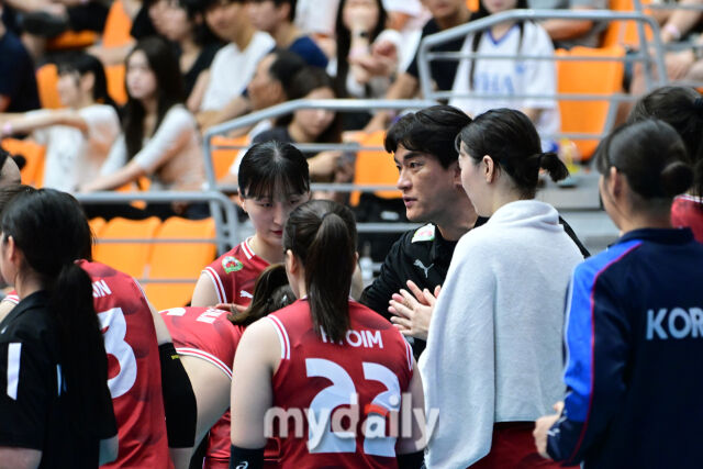 대한민국 여자배구 대표팀 차상현 감독이 26일 오후 충북 제천실내체육관에서 진행된 ‘대한민국 배구국가대표팀 평가전 2026 제천’ 인도네시아와 경기에서 작전 지시를 하고 있다./마이데일리