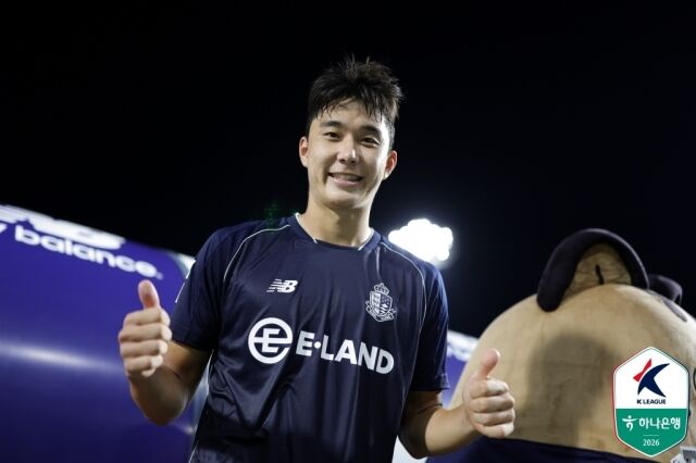 박재용(서울 이랜드)이 19일 오후 7시 목동종합운동장에서 펼쳐진 대구FC와의 ‘하나은행 K리그2 2026’ 26라운드에서 2-1로 승리한 뒤 기념 사진을 찍고 있다./한국프로축구연맹 제공