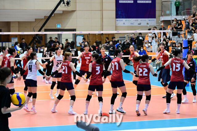 대한민국 여자배구 대표팀이 26일 오후 충북 제천실내체육관에서 진행된 ‘대한민국 배구국가대표팀 평가전 2026 제천’ 인도네시아와 경기에서 승리한 뒤 기뻐하고 있다./마이데일리