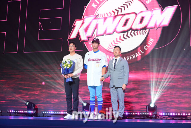 부산고 하현승이 21일 오후 서울 잠실동 롯데호텔 월드 크리스탈볼룸에서 진행된 ‘2027 KBO 신인드래프트’에서 1라운드 전체 1위로 키움에 지명된 뒤 포즈를 취하고 있다./잠실=곽경훈 기자