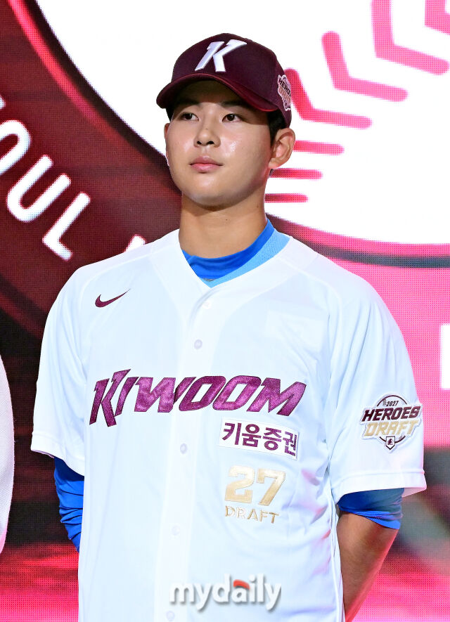 부산고 하현승이 21일 오후 서울 잠실동 롯데호텔 월드 크리스탈볼룸에서 진행된 ‘2027 KBO 신인드래프트’에서 1라운드 전체 1위로 키움에 지명된 뒤 포즈를 취하고 있다./잠실=곽경훈 기자