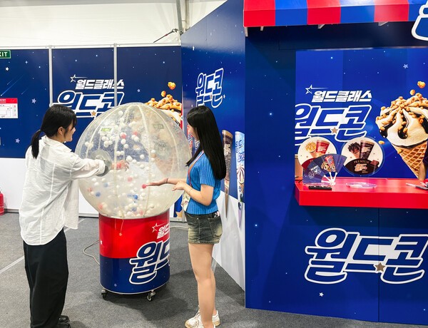 한 방문객이 ’롯데 아이스크림 라운지’에 방문해 월드콘 에어볼 이벤트에 참여하고 있다 [사진=롯데웰푸드]