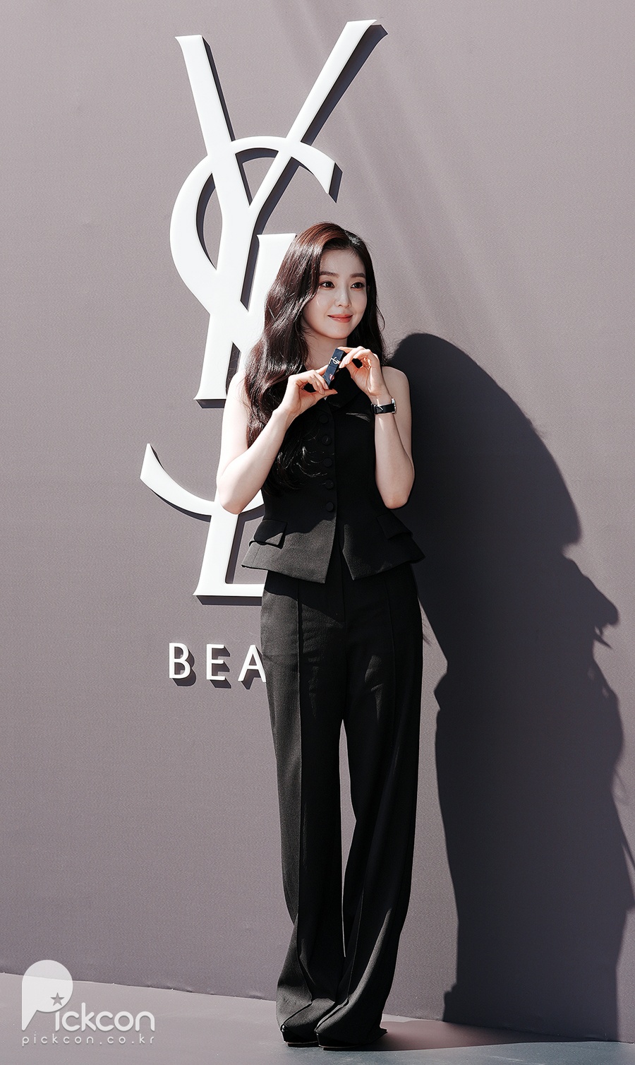 아이린, 블랙 베스트에 돋보인 백옥피부…진정한 여자의 악마 (포토)