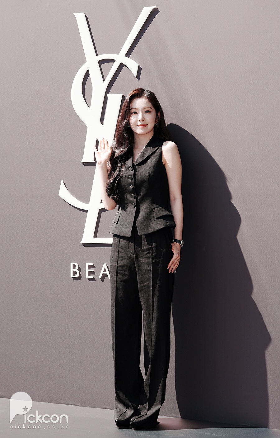 아이린, 블랙 베스트에 돋보인 백옥피부…진정한 여자의 악마 (포토)