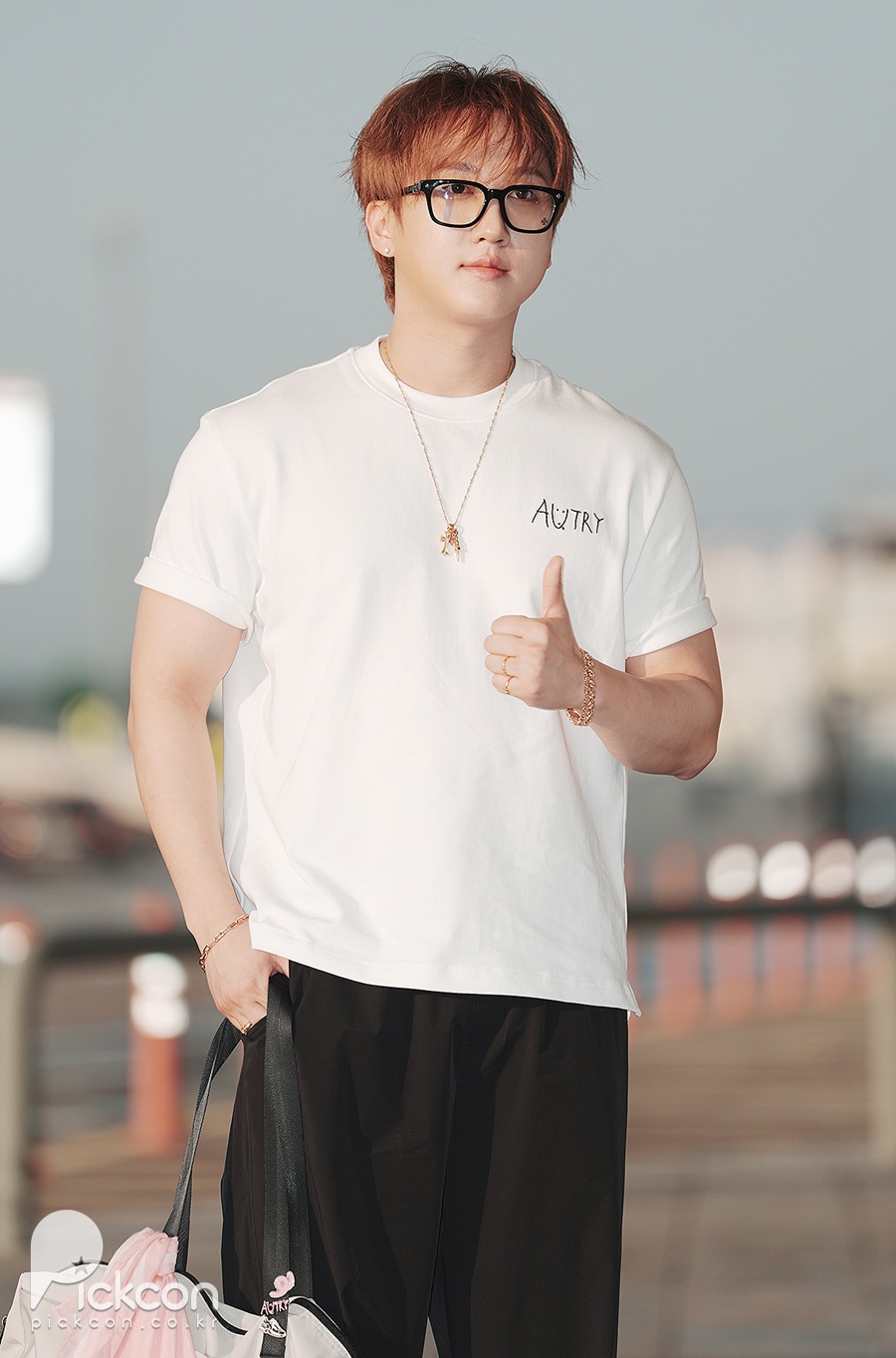 스트레이 키즈 창빈, 뿔테 안경에 더 힙해진 무드 (포토)