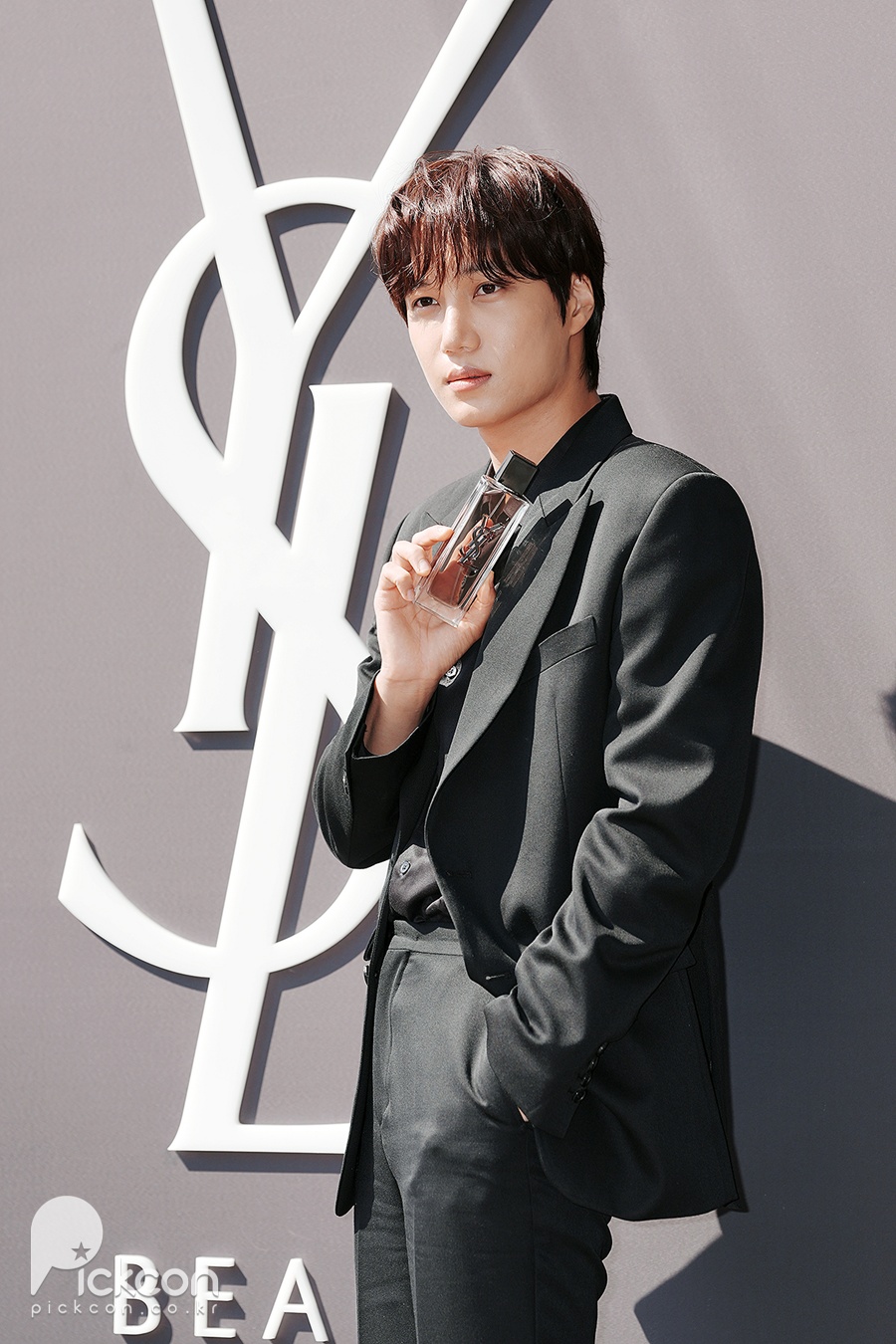 엑소 카이, 한껏 시크하다가도 돌아보면 웃음이 나와 (포토)
