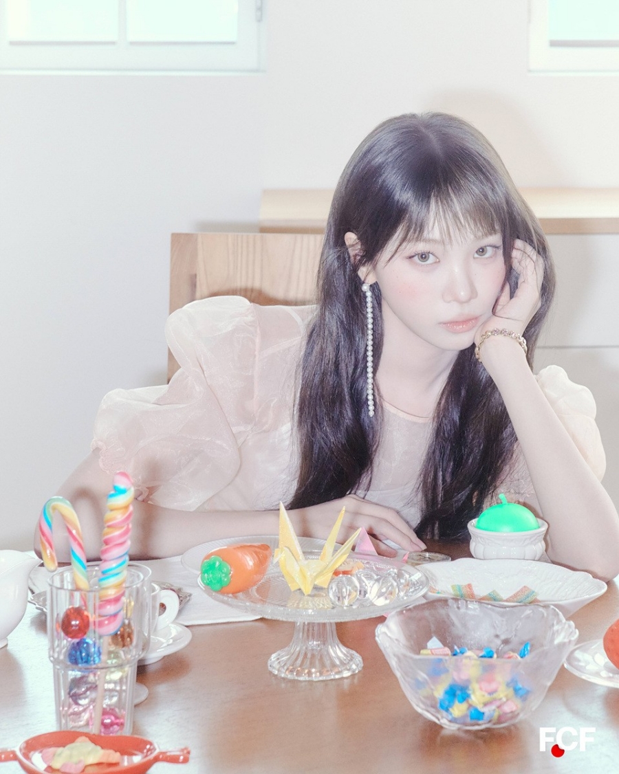 르세라핌 김채원, 미묘 옆 미인…몽환 청순 무드에 \