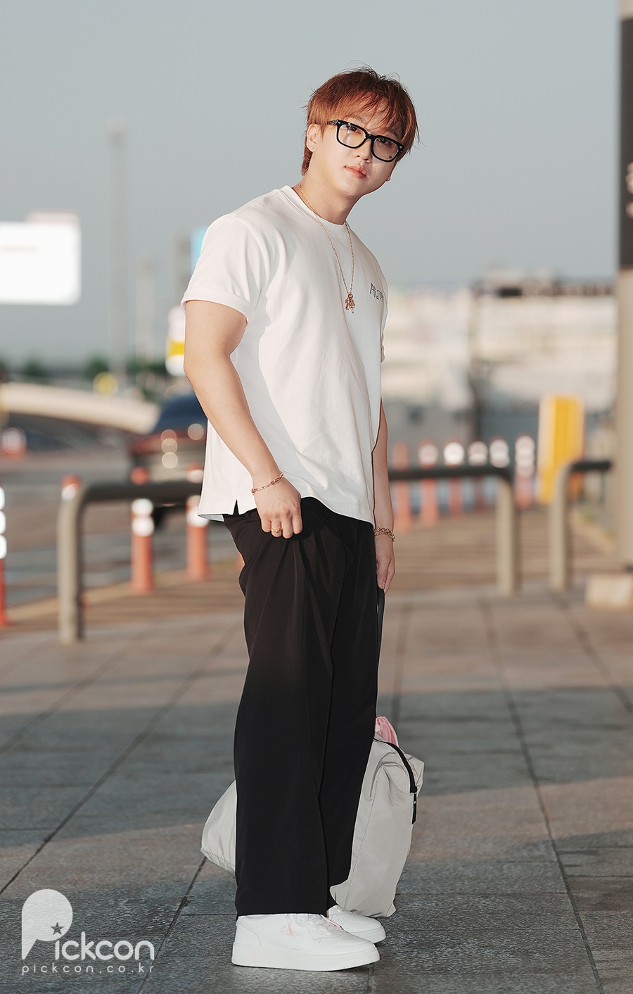 스트레이 키즈 창빈, 뿔테 안경에 더 힙해진 무드 (포토)