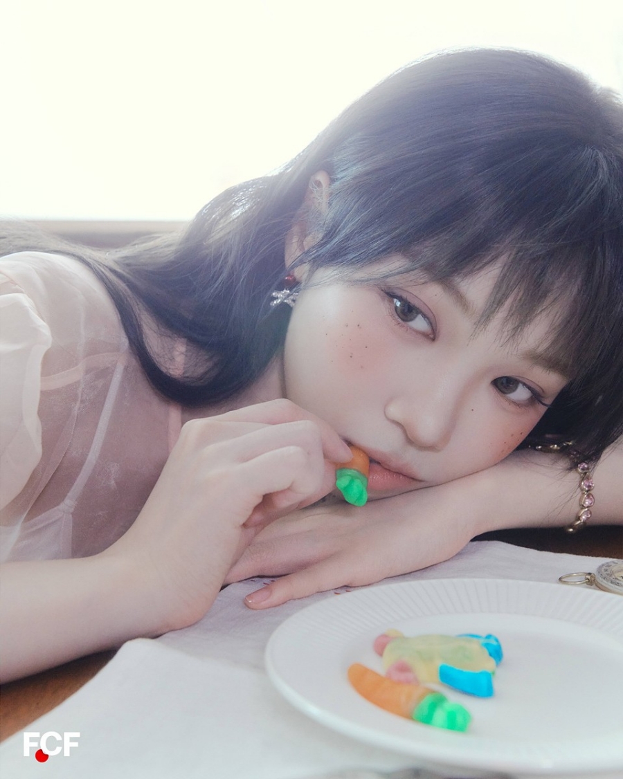 르세라핌 김채원, 미묘 옆 미인…몽환 청순 무드에 \