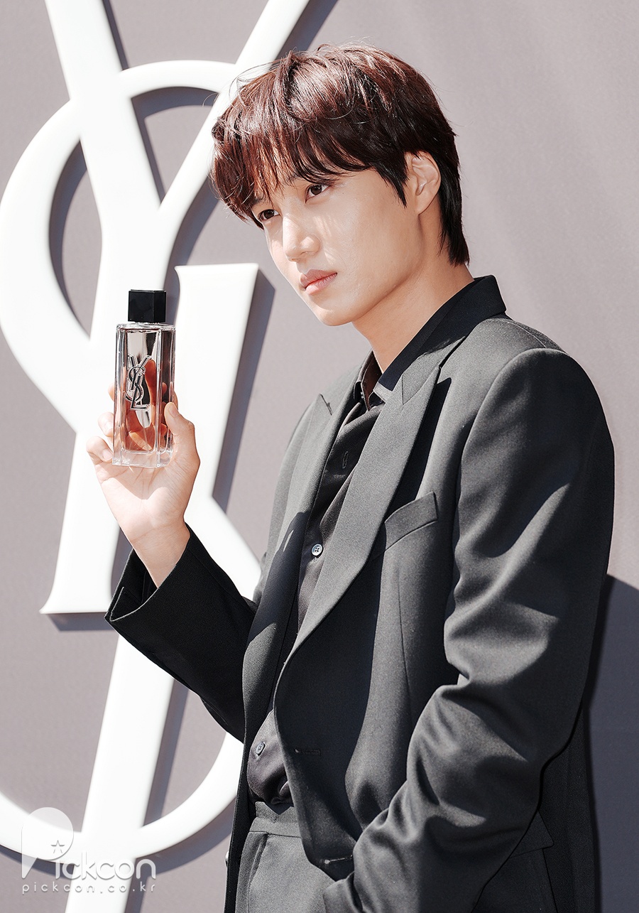엑소 카이, 한껏 시크하다가도 돌아보면 웃음이 나와 (포토)