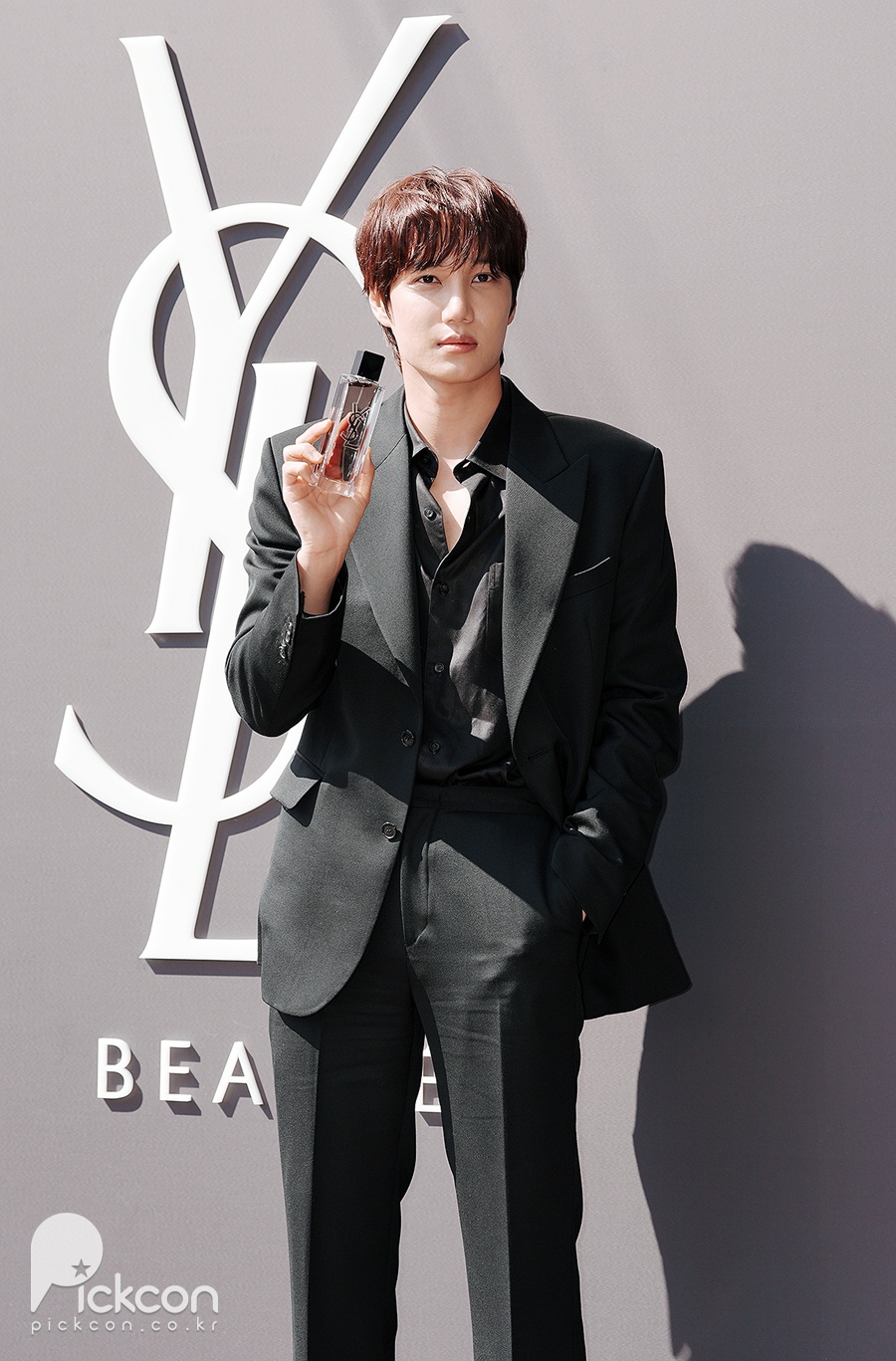 엑소 카이, 한껏 시크하다가도 돌아보면 웃음이 나와 (포토)