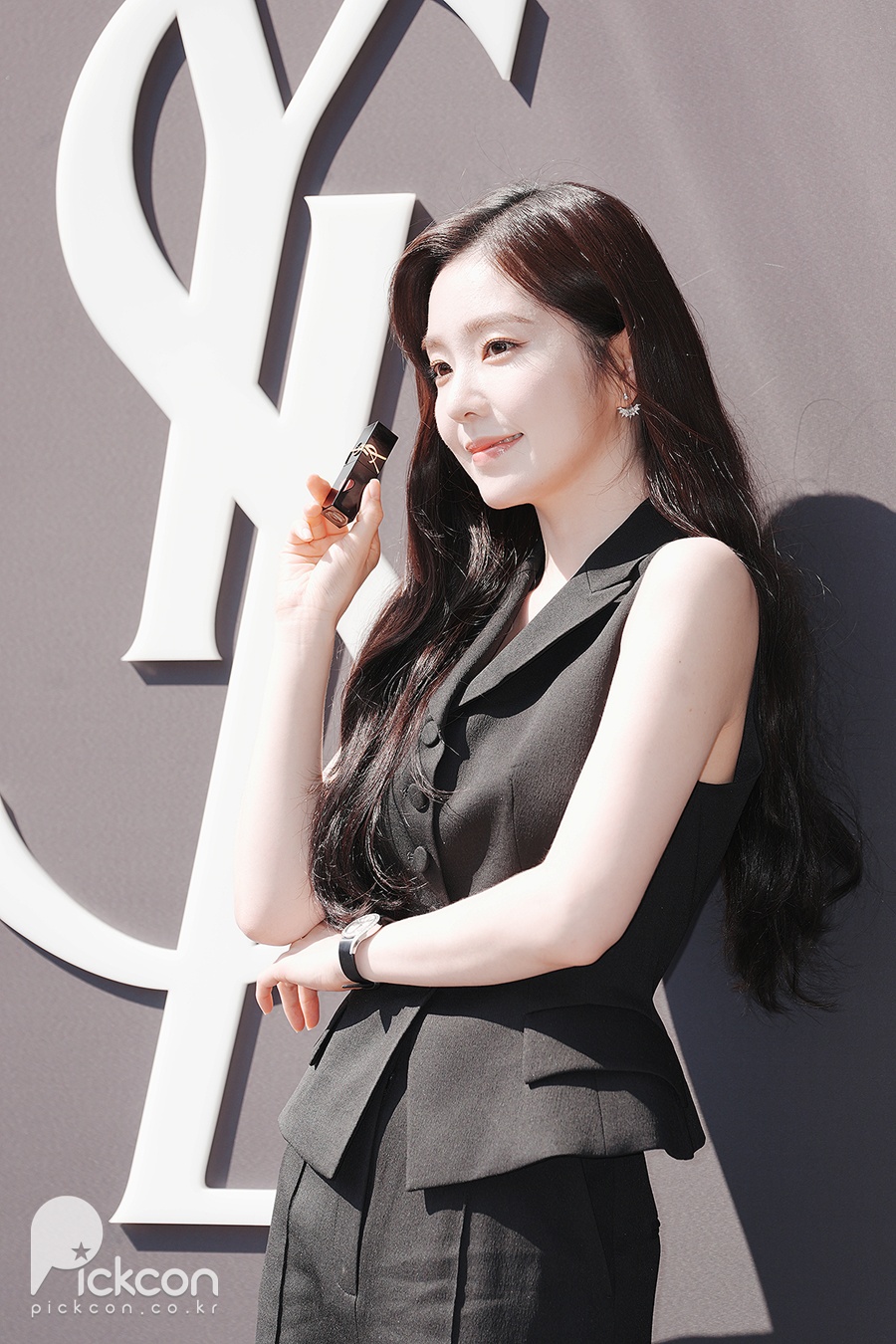 아이린, 블랙 베스트에 돋보인 백옥피부…진정한 여자의 악마 (포토)