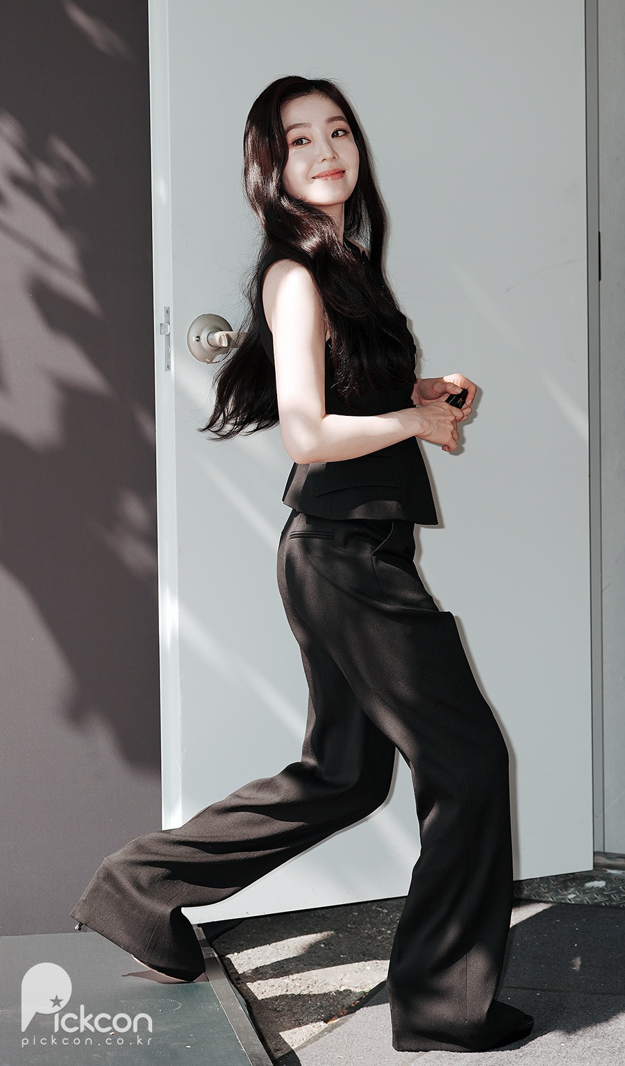 아이린, 블랙 베스트에 돋보인 백옥피부…진정한 여자의 악마 (포토)