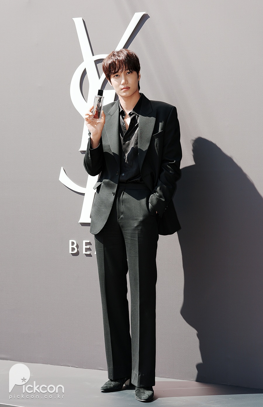 엑소 카이, 한껏 시크하다가도 돌아보면 웃음이 나와 (포토)