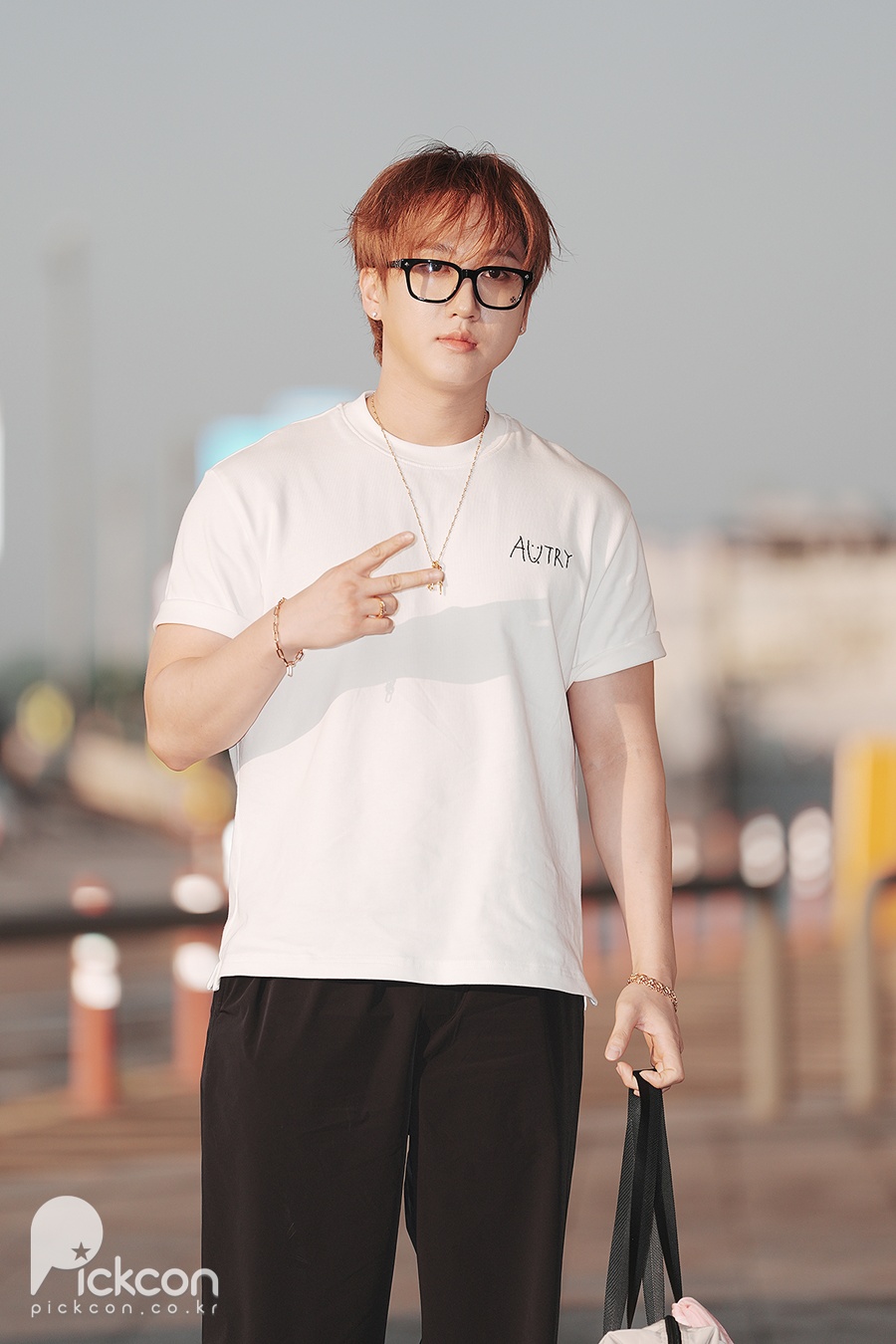 스트레이 키즈 창빈, 뿔테 안경에 더 힙해진 무드 (포토)