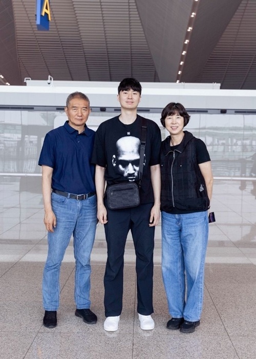 이현중과 모친 성정아 대한민국 농구협회 이사(오른쪽), 부친 이윤환씨(왼쪽)/사진=성정아 이사 제공