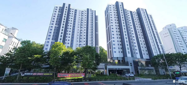 [땅집고] 인천 연수구에 위치한 연수 월드메르디앙 어반포레 아파트. 2022년 말 초기 분양 실패 이후 사업 추진 과정에서 시행사와 신탁사, 시공사 간 갈등이 커지고 있다./카카오 로드뷰