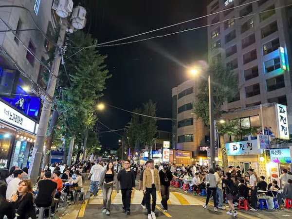 [땅집고] 서울 종로구 종로3가역 4번 출구 일대에서 야장 문화가 활발히 펼쳐지는 모습./ 조선DB