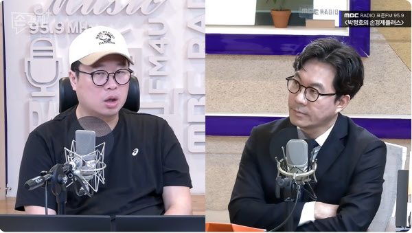 [땅집고] 김경민 서울대 교수(오른쪽)이 유튜브 '손에잡히는경제'에 출연해 박정호 명지대 교수와 대담하고 있다.