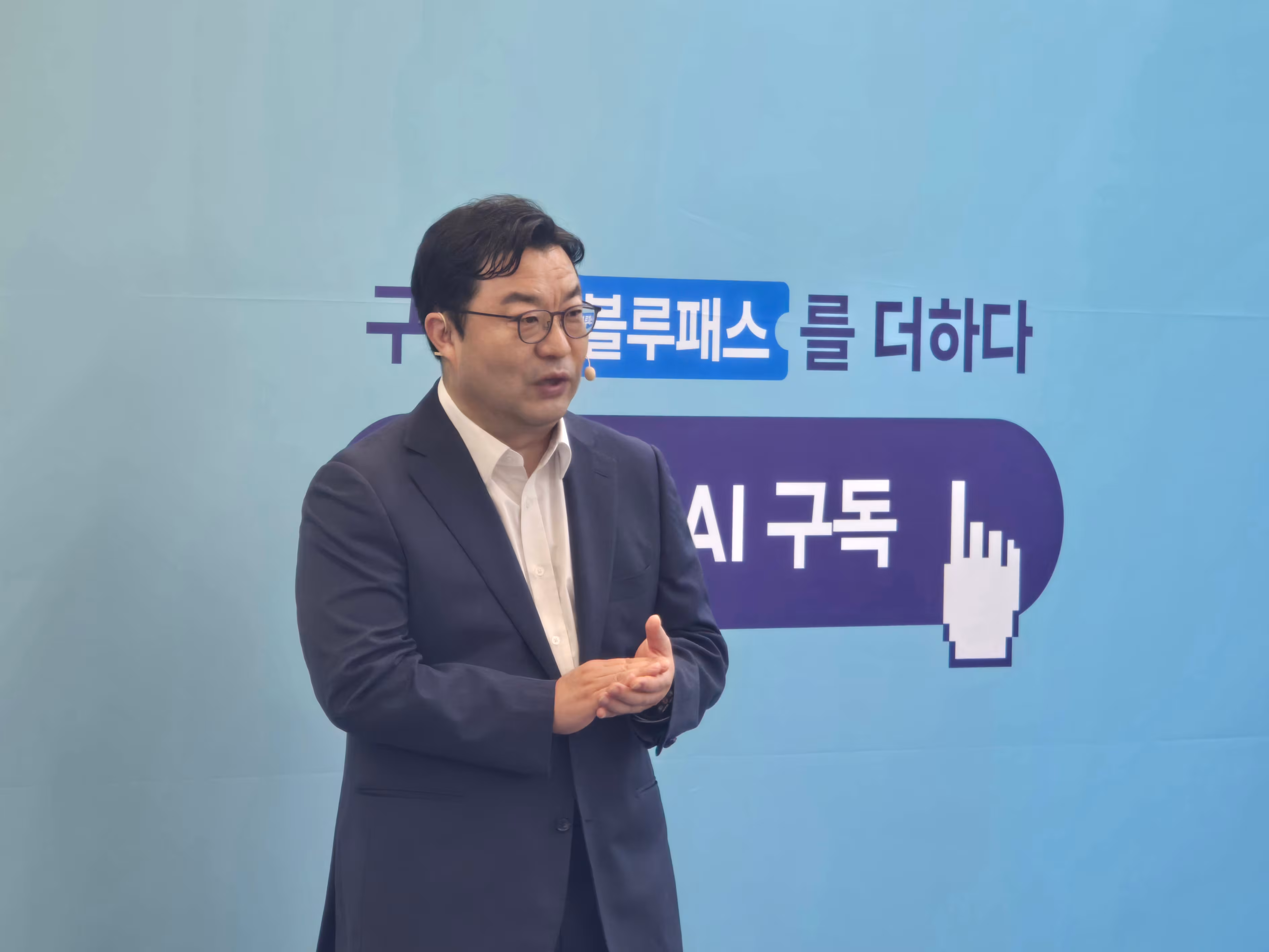 김용훈 삼성전자 한국총괄 소비자가전(CE)팀장(상무)이 28일 서울 강남구 삼성스토어 청담점에서 열린 ‘삼성 AI 구독 2주년 미디어 브리핑’에서 블루패스 서비스와 구독 개편 내용을 설명하고 있다./정두용 기자