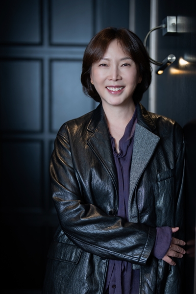 김도영 감독이 영화 ‘인턴’으로 관객 앞에 섰다. / 워너브러더스 코리아