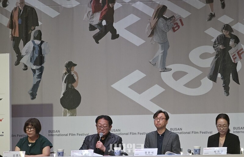 부산국제영화제 개최 기자회견에 참석한 (왼쪽부터) 김영덕 마켓위원장·박광수 이사장·정한석 집행위원장·박가언 부집행위원장. / 시사위크 DB