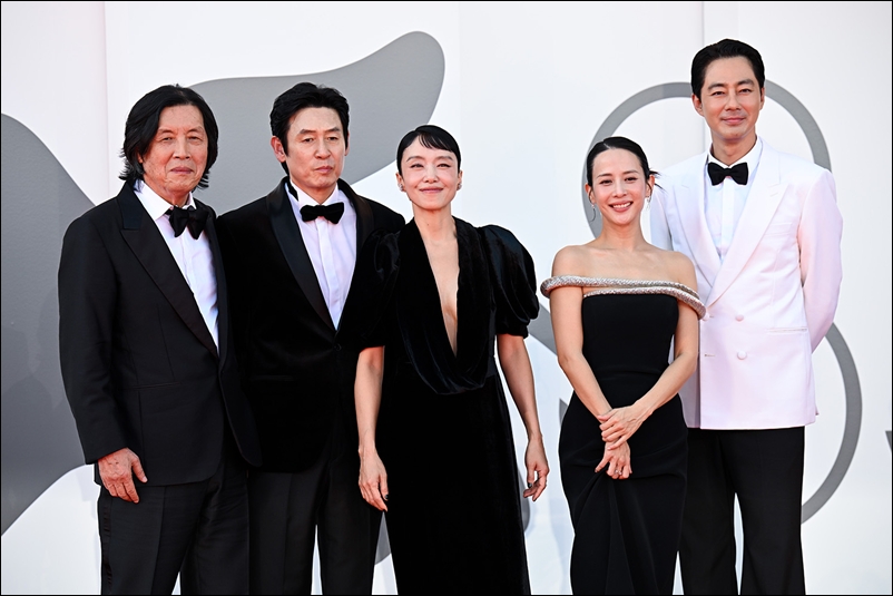 ‘가능한 사랑’이 제83회 베니스국제영화제에서 베일을 벗었다. (왼쪽부터) 이창동 감독과 배우 설경구·전도연·조여정·조인성 . / 넷플릭스