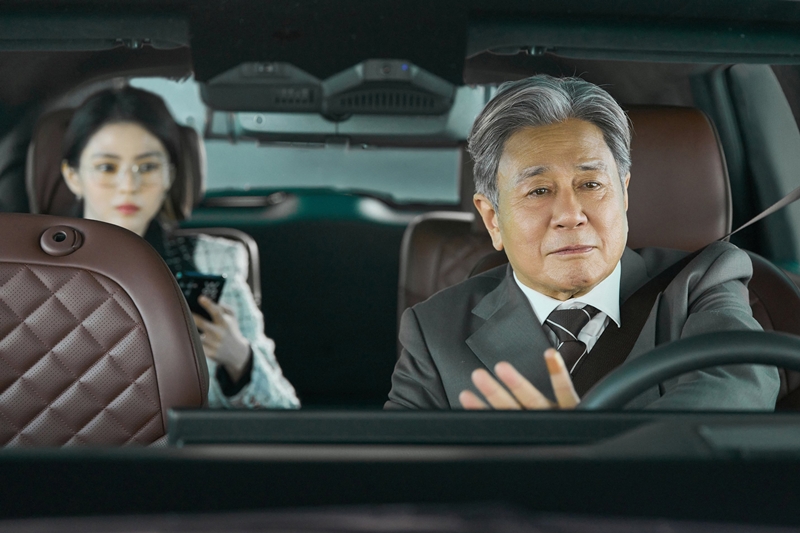 김도영 감독이 각색 과정을 떠올렸다. 사진은 한소희(왼쪽)와 최민식. / 워너브러더스 코리아