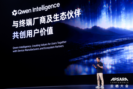 스티븐 호이(Steven Hoi) 토큰 파운드리(Token Foundry) Qwen 모바일 AI 총괄 겸 알리바바 토큰 허브(Alibaba Token Hub, ATH) 부사장이 압사라 컨퍼런스에서 큐웬 인텔리전스를 공개하고 있다.