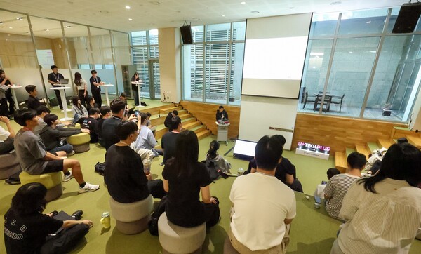 지난 7일 서울 강서구 마곡 사옥에서 행사 참석자들이 LG유플러스의 기술 과제와 연구개발 사례에 대한 발표를 듣고 있는 모습. /LG유플러스