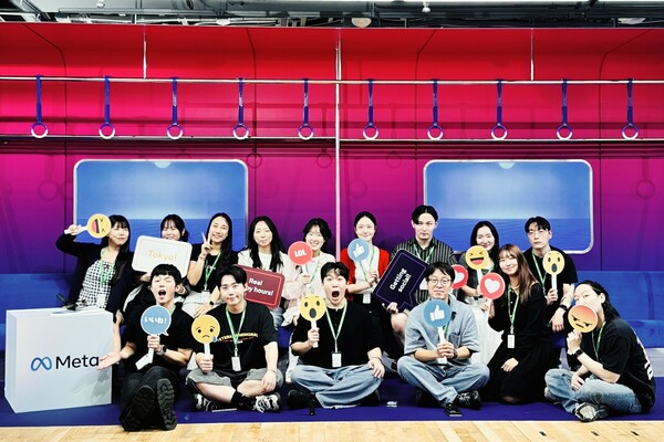 LG유플러스 해외 탐방 프로그램 참가자들이 Meta 현지 오피스에서 기념 촬영하는 모습 /LG유플러스