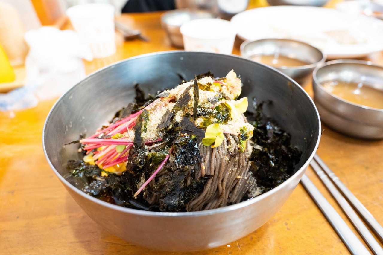 메밀꽃 명소에서 메밀막국수 먹기 / 사진=한국관광공사 포토코리아@천준교