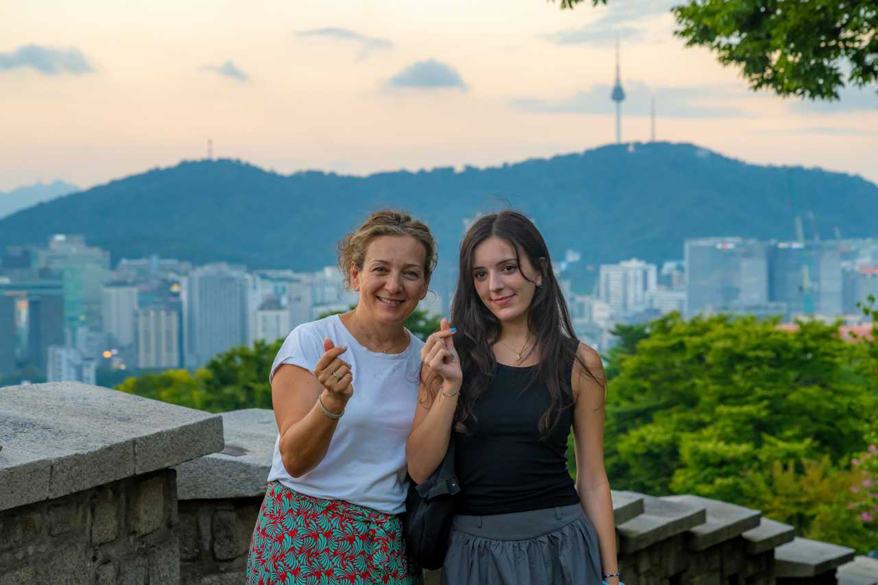 낙산 성곽과 도심을 배경으로 촬영 / 사진=서울관광재단