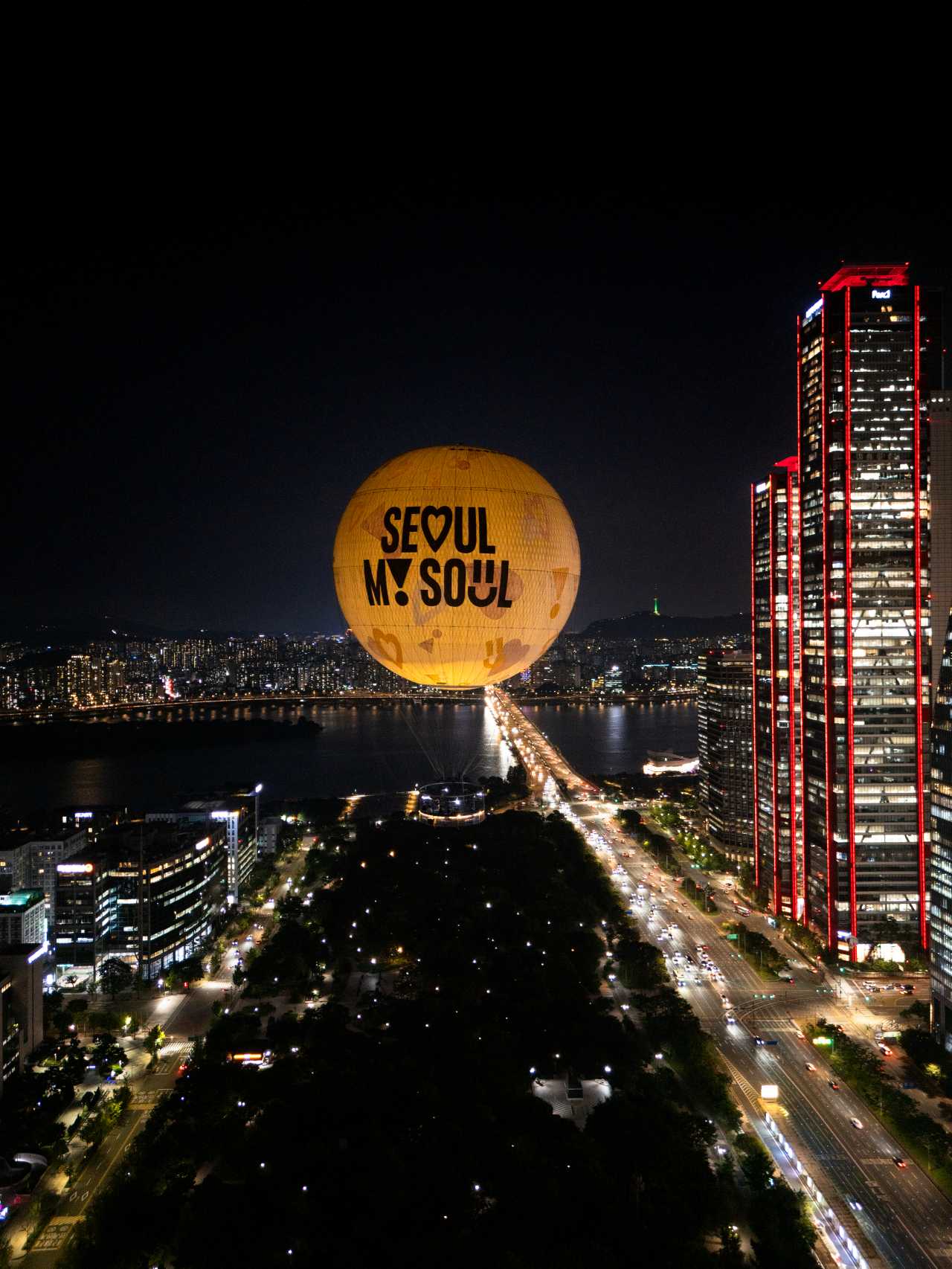 하늘에 떠 있는 서울달의 야경 / 사진=서울관광재단