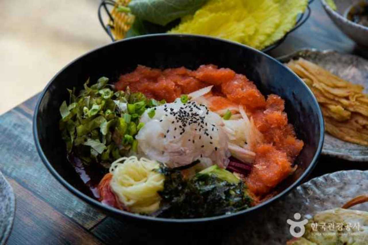 물회도 맛보기 / 사진=한국관광공사 스튜디오 4cats