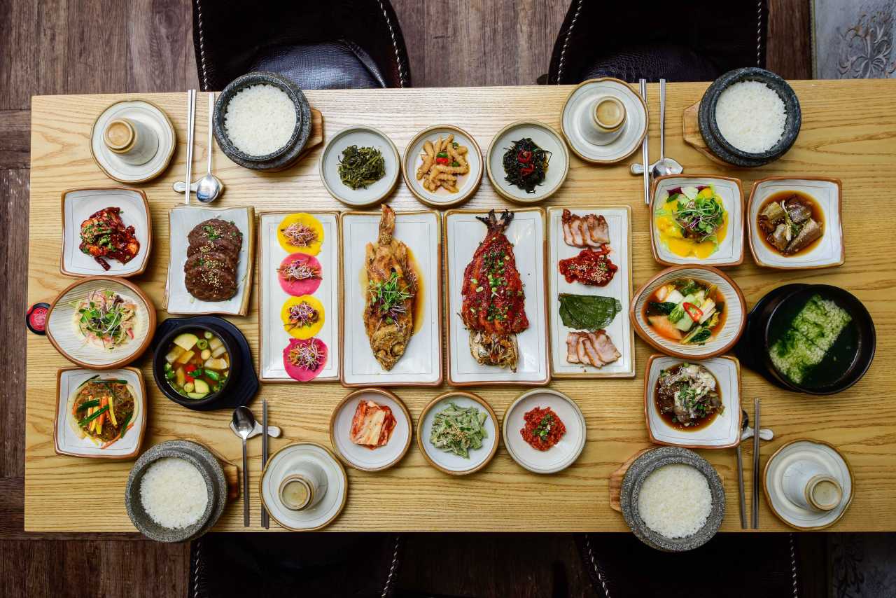 한식 파인다이닝 즐기기 / 사진=한국관광공사 포토코리아@스튜디오4CATS